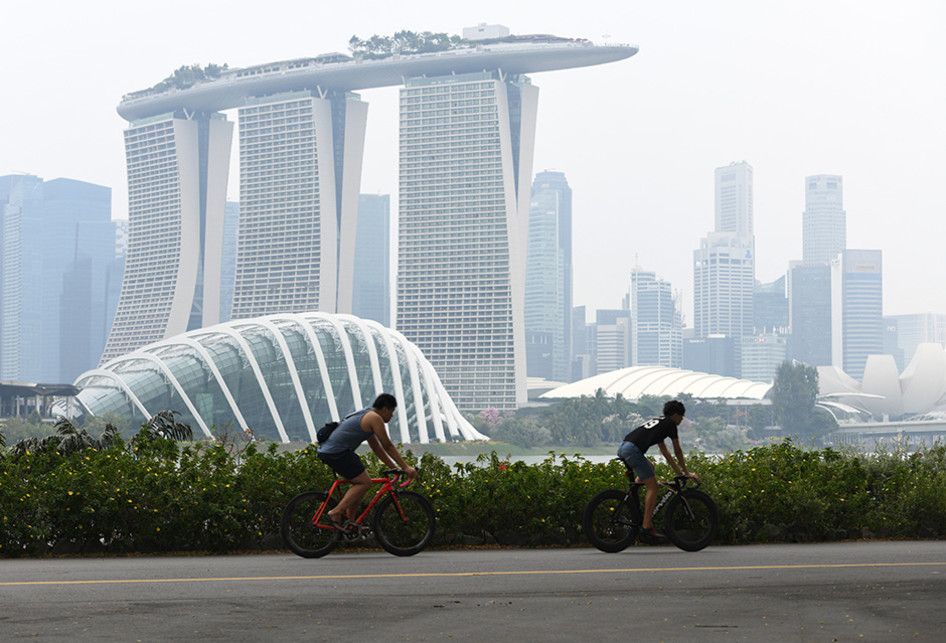 Kondisi wilayah di Singapura yang diselimuti kabut asap, Minggu (15/9/2019). Kabut asap dari kebakaran hutan dan lahan di Indonesia berimbas hingga ke Singapura dan membuat kualitas udara negara tersebut mencapai tingkat yang tidak sehat untuk pertama kalinya dalam tiga tahun terakhir.