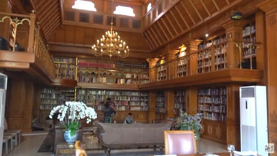 Perpustakaan yang berada di rumah BJ Habibie