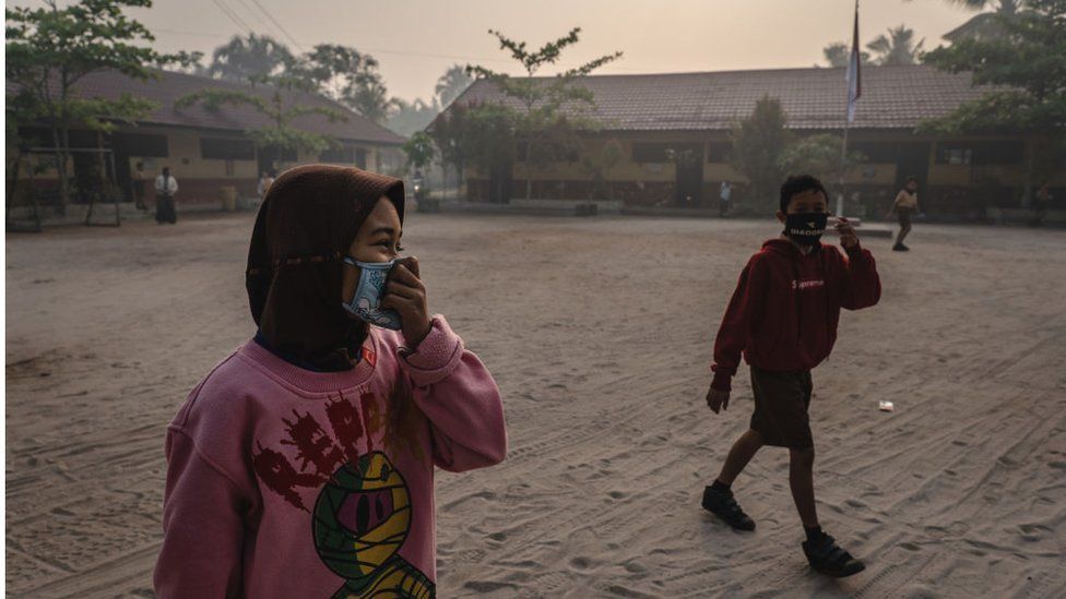 Siswa sekolah di Palangkaraya, Kalimantan Tengah, memakai masker meskipun masker yang mereka gunakan tidak mempan untuk melindungi saluran pernapasan dari kabut asap yang melanda pada Sabtu (14/09) lalu. 