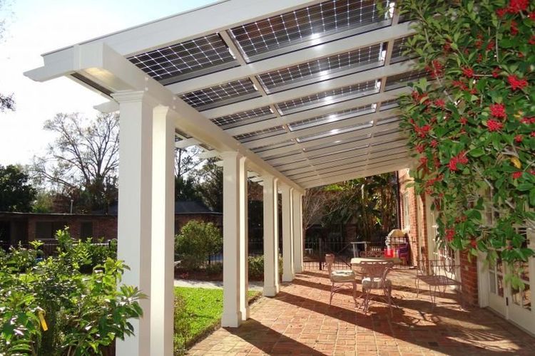 Fungsi ganda pergola sebagai tempat bersantai sekaligus sumber energi dengan panel surya