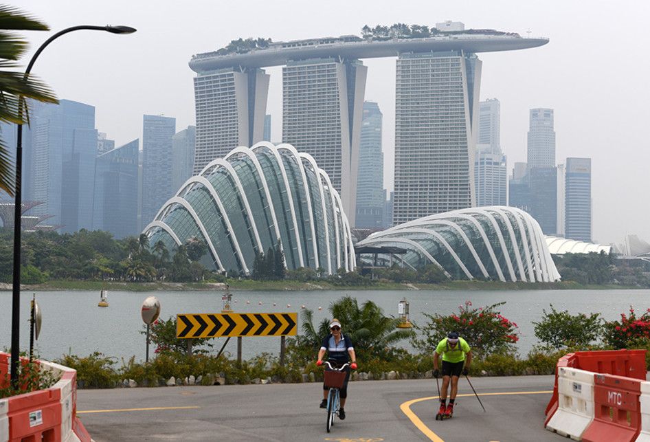 Kondisi wilayah di Singapura yang diselimuti kabut asap, Minggu (15/9/2019). Kabut asap dari kebakaran hutan dan lahan di Indonesia berimbas hingga ke Singapura dan membuat kualitas udara negara tersebut mencapai tingkat yang tidak sehat untuk pertama kalinya dalam tiga tahun terakhir.