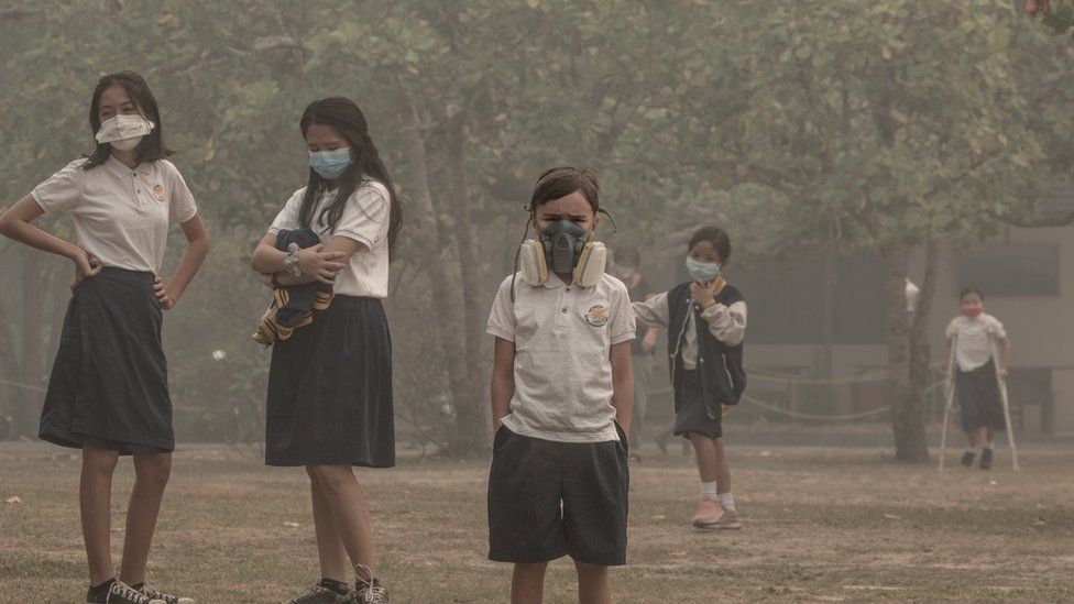 Siswa yang orang tuanya mampu secara ekonomi memakai perangkat masker yang lebih baik di Palangkaraya, Kalimantan Tengah, Kamis (12/09). 