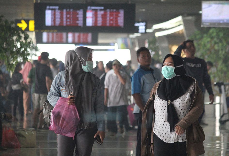 Sejumlah penumpang mengenakan masker di Bandara Supadio di Kabupaten Kubu Raya, Kalimantan Barat, Minggu (15/9/2019). Plt Kadiv Operasional Bandara Internasional Supadio Pontianak Andry Felanie menyatakan bahwa pada Minggu (15/9/2019) terdapat 19 penerbangan keberangkatan dan 18 penerbangan kedatang