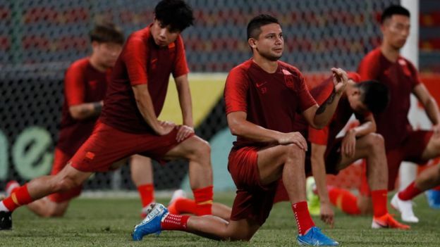 Elkeson lahir di Brasil, namun dia memperkuat timnas China demi mewujudkan ambisi China untuk berlaga di putaran final Piala Dunia 2022. Pria itu bahkan telah mengubah namanya.