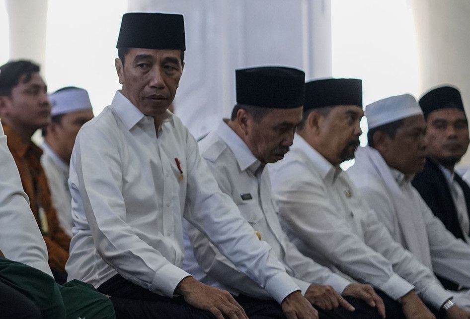 Presiden Joko Widodo (kiri) melaksanakan sholat minta hujan (Istisqa) di Masjid Amrullah kompleks Lanud Roesmin Nurjadin Pekanbaru, Riau, Selasa (17/9/2019). Usai melaksanakan sholat Istisqa, Presiden Jokowi meninjau penanganan kebakaran lahan di Provinsi Riau. ANTARA FOTO/Akhbari/RM/aww.