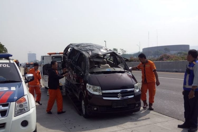 Kecelakaan tunggal di Tol Jaagorawi pada Minggu (15/9), diduga karena mobil mengalami pecah ban.