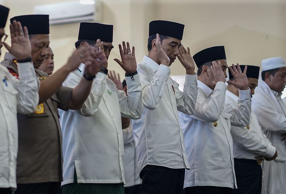 Presiden Joko Widodo (tengah) melaksanakan sholat minta hujan (Istisqa) di Masjid Amrullah kompleks Lanud Roesmin Nurjadin Pekanbaru, Riau, Selasa (17/9/2019). Usai melaksanakan sholat Istisqa, Presiden Jokowi meninjau penanganan kebakaran lahan di Provinsi Riau. ANTARA FOTO/Akhbari/RM/aww.