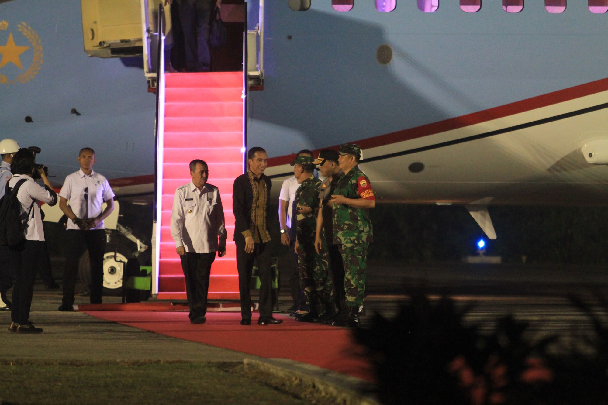 Presiden Joko Widodo mendarat di Lanud Roesmin Nurjadin, Pekanbaru, Riau, Senin (16/9/2019) malam. Dalam agendanya, pada Selasa (17/9) Presiden Jokowi berencana mengunjungi lokasi kebakaran hutan dan lahan (karhutla) yang ada di Provinsi Riau. Tribun Pekanbaru/Theo Rizky