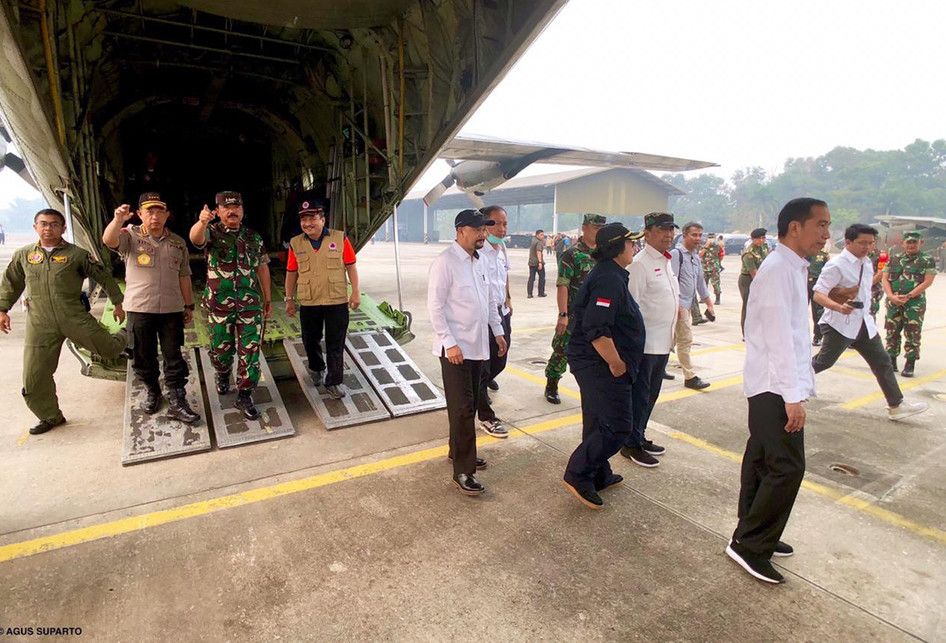 Presiden Jokowi meninjau Pesawat C-130 Hercules milik TNI AU dari Skadron 31 Lanud Halim yang akan dikerahkan untuk mengatasi kebakaran hutan dan lahan di Provinsi Riau, di Lanud Roesmin Nuryadin, Pekanbaru. Pesawat Hercules C-130 Hercules ini sudah dimodifikasi sedemikian rupa sebagai pesawat penci