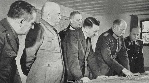 Hitler dan Benito Mussolini menghabiskan mayoritas waktu mereka selama Perang Dunia II di gedung Wolf's Lair. 