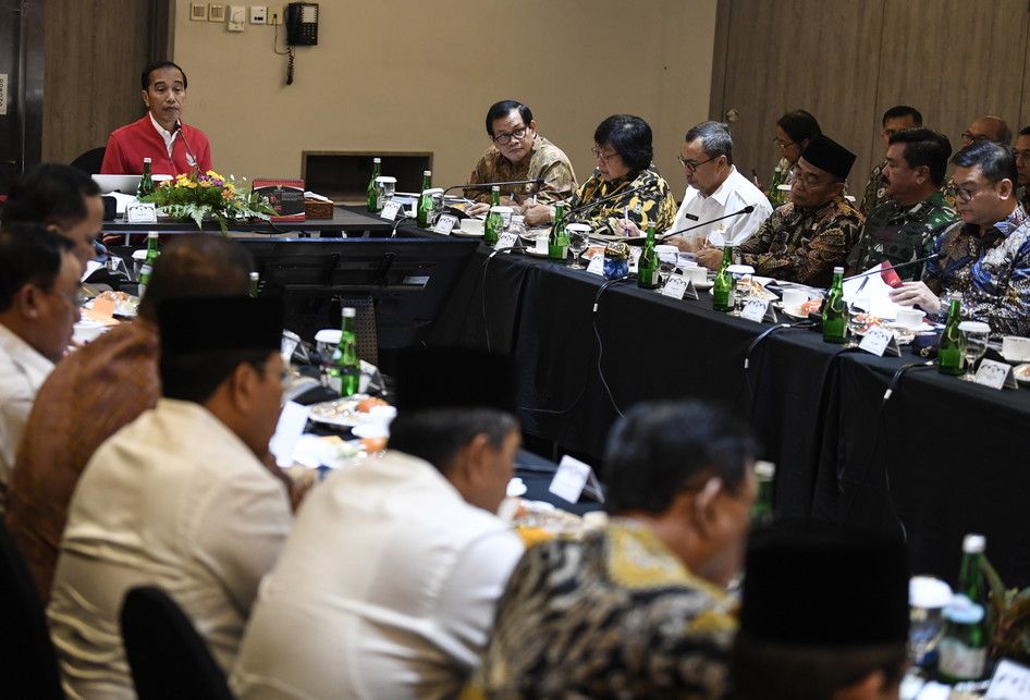 Presiden Joko Widodo memimpin rapat terbatas penanganan kebakaran hutan dan lahan (karhutla) di Pekanbaru, Riau, Senin (16/9/2019). Presiden menginstruksikan kepada pemerintah daerah untuk turut berperan aktif dalam pencegahan dan penanganan karhutla serta mengintensifkan upaya penegakan hukum bagi 