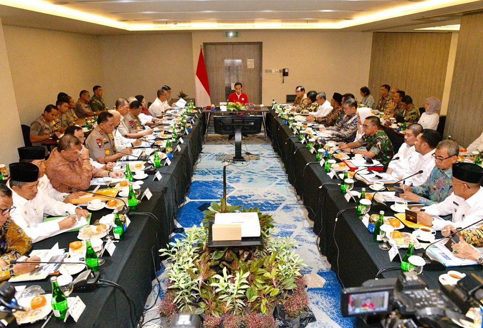 Presiden Joko Widodo memimpin rapat terbatas penanganan kebakaran hutan dan lahan (karhutla) di Pekanbaru, Riau, Senin (16/9/2019).