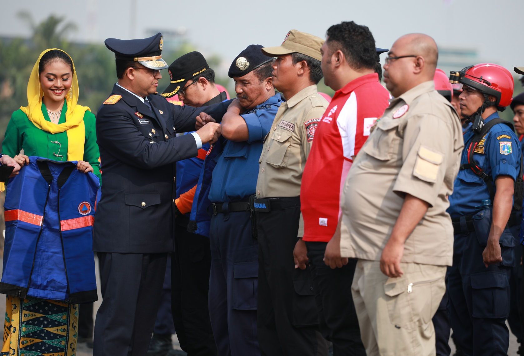 Gubernur DKI Jakarta Anies Baswedan, melepas petugas gabungan menjadi satgas penanganan kebakaran hutan dan lahan (kahutla) di Lapangan Monas, Jakarta Pusat, Selasa (17/9/2019). Pemprov DKI Jakarta melepas sebanyak 65 petugas Karhutla ke Riau untuk membantu penanganan kebakaran hutan dan lahan. Wart