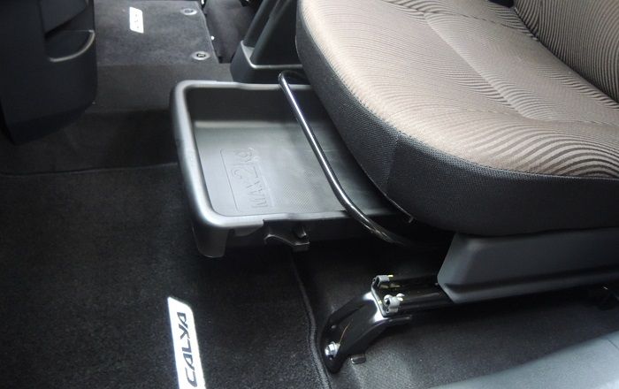 New Under Seat Compartment Tray ini hanya ada di New Calya varian tertinggi alias G matik.