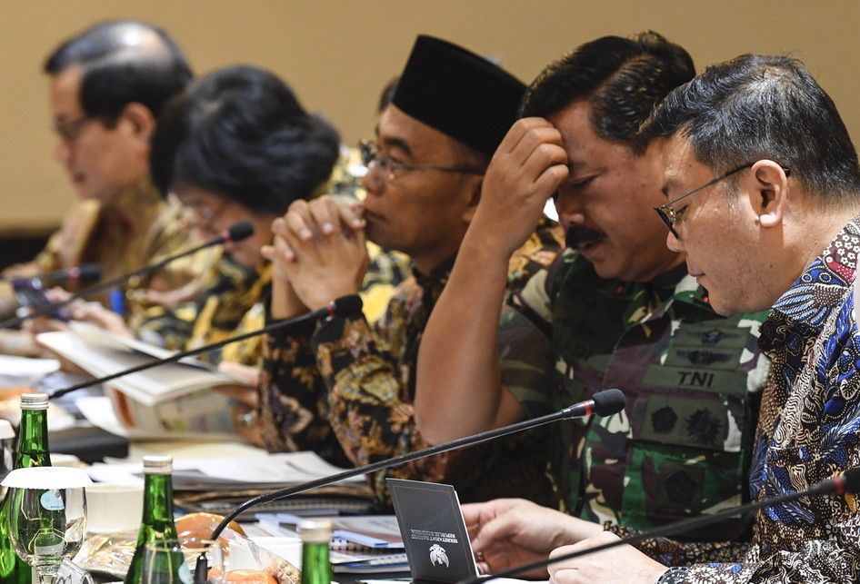 Panglima TNI Marsekal TNI Hadi Tjahjanto (kedua kanan) berbincang dengan Kepala Badan Restorasi Gambut Nazir Foead (kanan) disela mengikuti rapat terbatas tentang penanganan kebakaran hutan dan lahan (karhutla) yang dipimpin Presiden Joko Widodo di Pekanbaru, Riau, Senin (16/9/2019). Presiden mengin