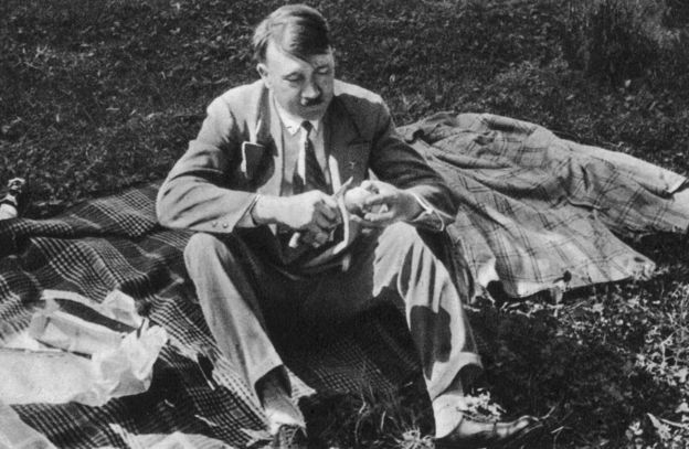 Hitler dipotret saat tengah piknik sekitar tahun 1933. 