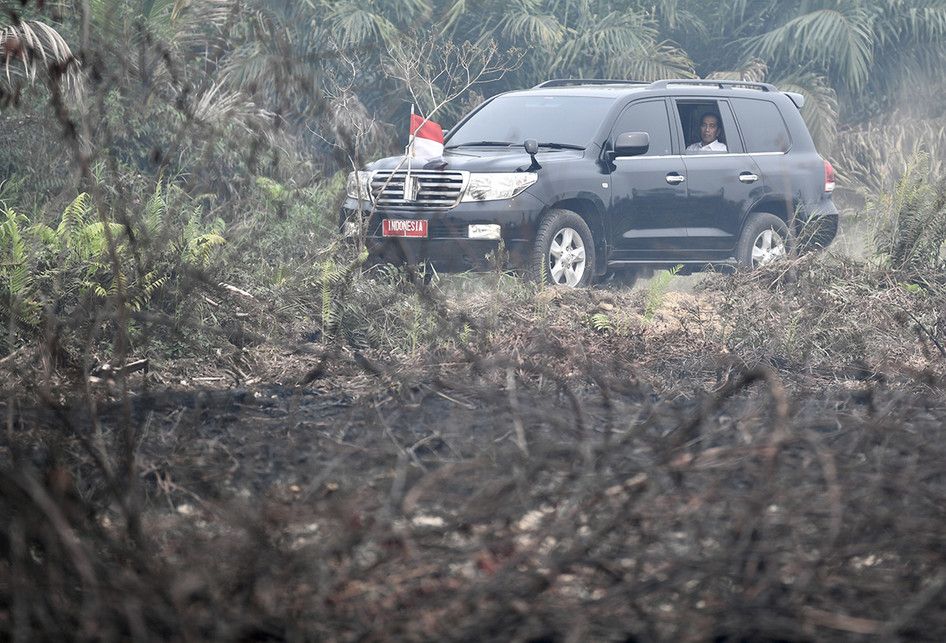 Presiden Joko Widodo menaiki mobil guna meninjau penanganan kebakaran lahan di Desa Merbau, Kecamatan Bunut, Pelalawan, Riau, Selasa (17/9/2019). ANTARA FOTO/Puspa Perwitasari/aww.