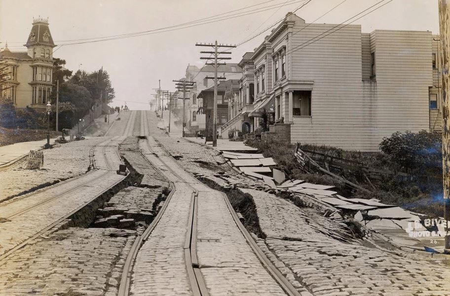 Foto gempa bumi San Francisco 1906 yang menewakan 3.000 orang.