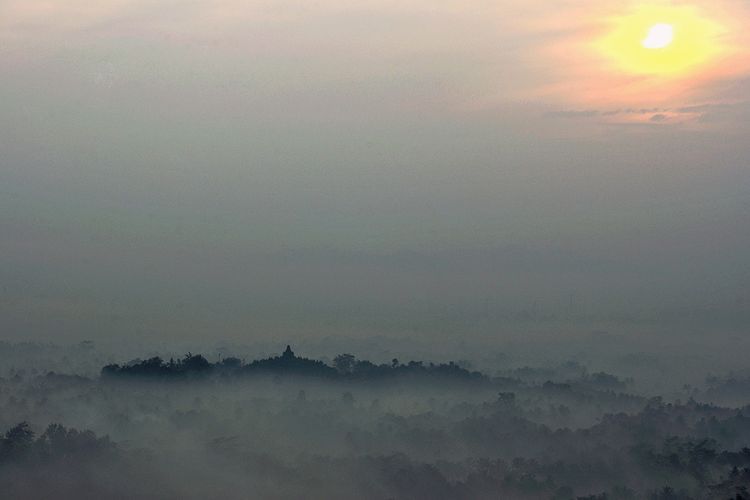 Mengamati matahari terbit di Punthuk Setumbu dengan latar candi Borobudur tertutup kabut