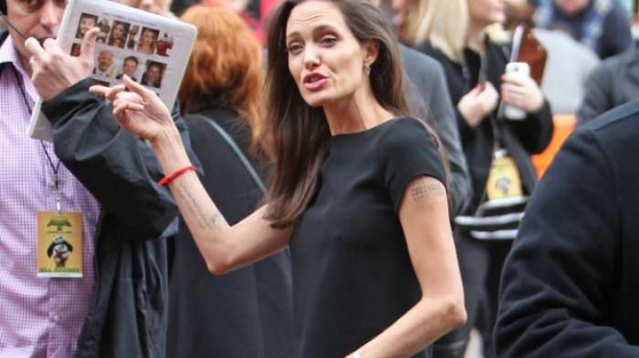 Tubuh Angelina Jolie terlihat sangat kurus dan wajahnya pun keriput