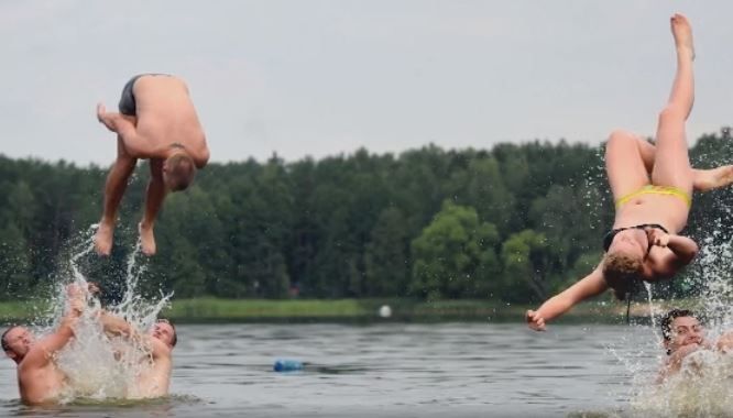 Anak-anak yang sedang bermain di danau.