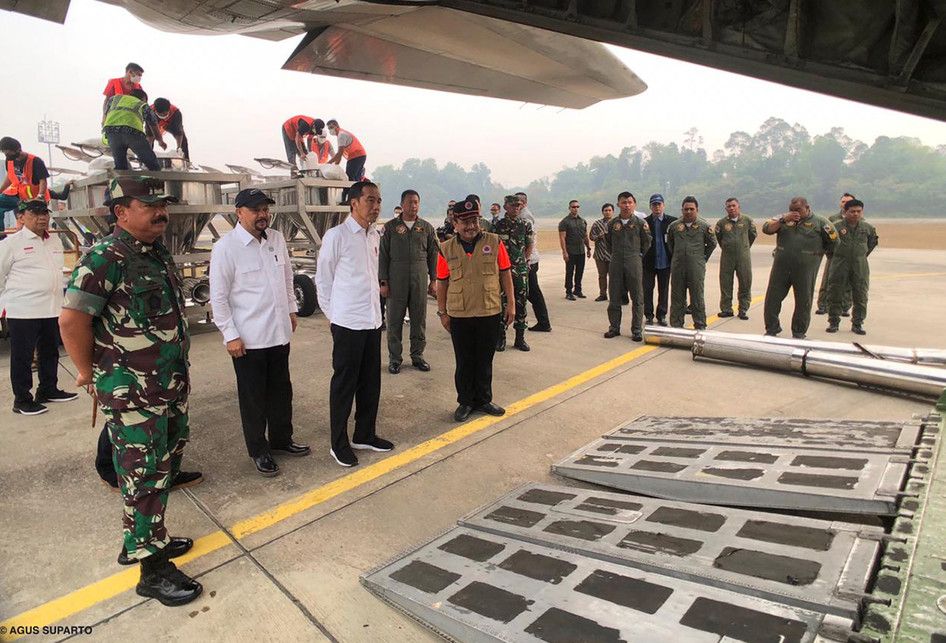 Presiden Jokowi meninjau Pesawat C-130 Hercules milik TNI AU dari Skadron 31 Lanud Halim yang akan dikerahkan untuk mengatasi kebakaran hutan dan lahan di Provinsi Riau, di Lanud Roesmin Nuryadin, Pekanbaru. Pesawat Hercules C-130 Hercules ini sudah dimodifikasi sedemikian rupa sebagai pesawat penci