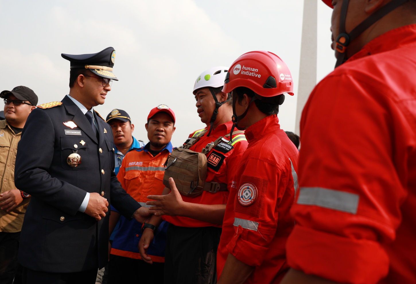 Gubernur DKI Jakarta Anies Baswedan, melepas petugas gabungan menjadi satgas penanganan kebakaran hutan dan lahan (kahutla) di Lapangan Monas, Jakarta Pusat, Selasa (17/9/2019). Pemprov DKI Jakarta melepas sebanyak 65 petugas Karhutla ke Riau untuk membantu penanganan kebakaran hutan dan lahan. Wart