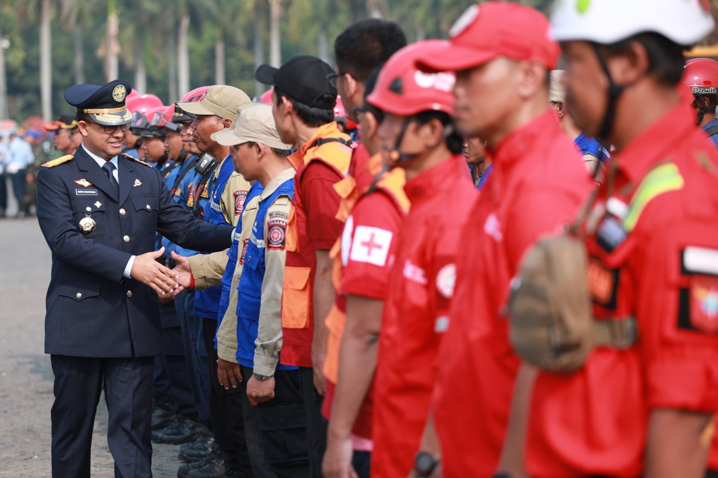 Gubernur DKI Jakarta Anies Baswedan, melepas petugas gabungan menjadi satgas penanganan kebakaran hutan dan lahan (kahutla) di Lapangan Monas, Jakarta Pusat, Selasa (17/9/2019). Pemprov DKI Jakarta melepas sebanyak 65 petugas Karhutla ke Riau untuk membantu penanganan kebakaran hutan dan lahan. Wart