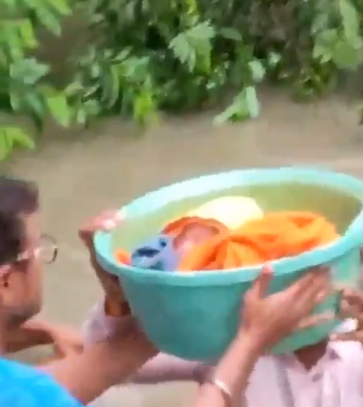 Demi Selamatkan Bayi Berusia 45 Hari, Pria Ini Rela Terjang Banjir Tanpa Takut Buaya dengan Membawanya di Baskom