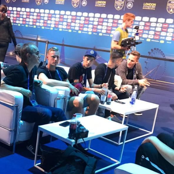 Leno saat bersama 3 pemain muda di FIFA eWorld Cup 2019 kemarin