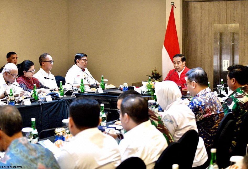 Presiden Joko Widodo memimpin rapat terbatas penanganan kebakaran hutan dan lahan (karhutla) di Pekanbaru, Riau, Senin (16/9/2019).