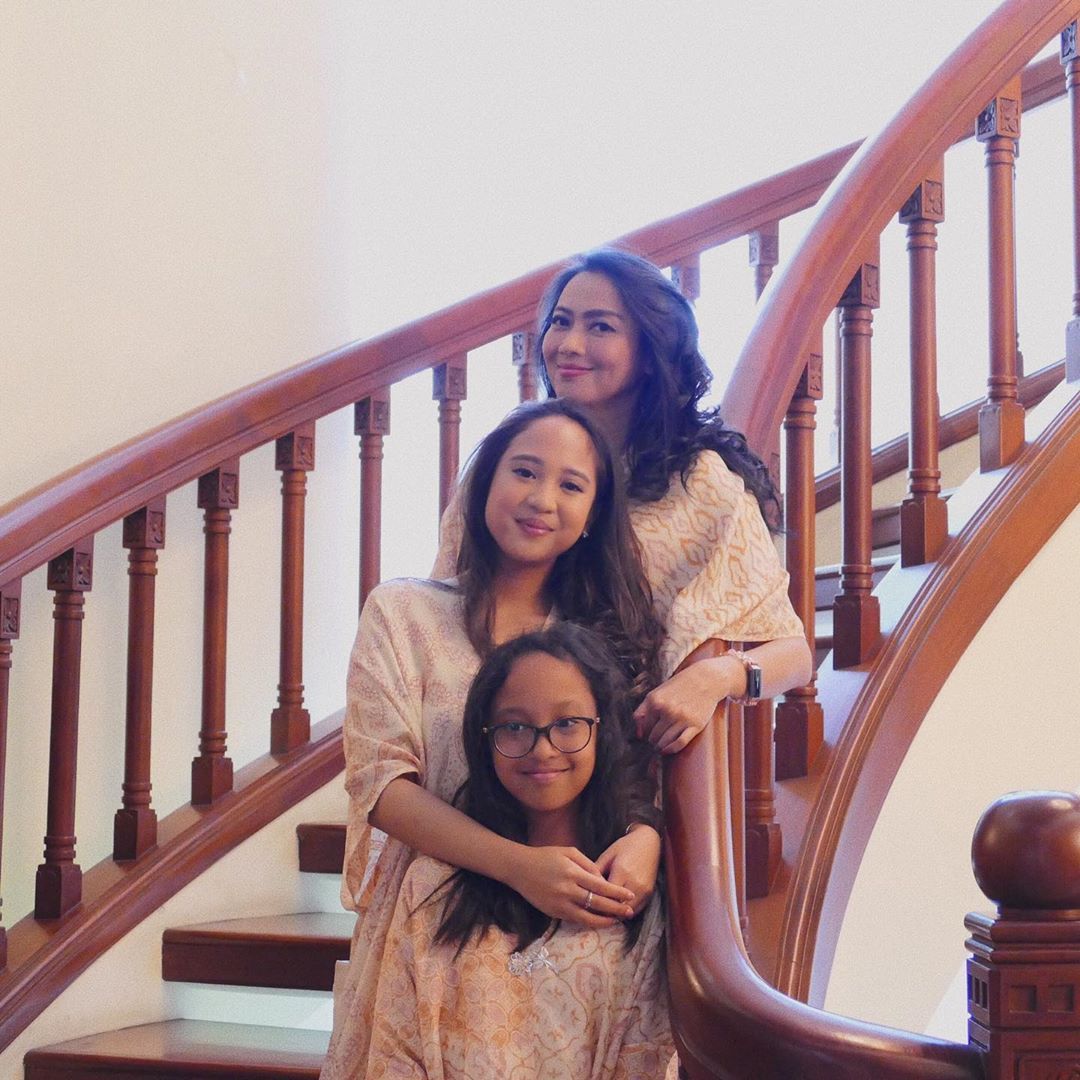 Widya Leksmanawati bersama kedua putrinya, Farrah dan Felicia  