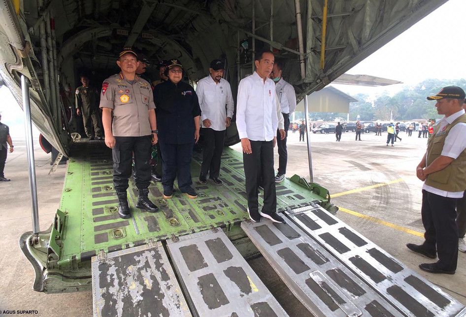 Presiden Jokowi meninjau Pesawat C-130 Hercules milik TNI AU dari Skadron 31 Lanud Halim yang akan dikerahkan untuk mengatasi kebakaran hutan dan lahan di Provinsi Riau, di Lanud Roesmin Nuryadin, Pekanbaru. Pesawat Hercules C-130 Hercules ini sudah dimodifikasi sedemikian rupa sebagai pesawat penci