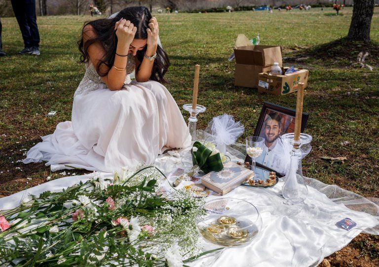 Calon Suaminya Ditembak Hingga Meninggal Beberapa Hari Sebelum Pernikahan, Momen Wanita Datangi Makam Tunangannya Pakai Gaun Pengantin Ini Sangat Mengharukan