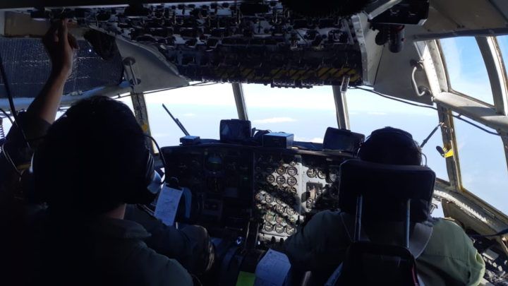 Pilot pesawat C130 Hercules dari Skuadron Udara 31 Lanud Halim Perdanakusuma berburu awan tebal di atas langit Pekanbaru, Riau.