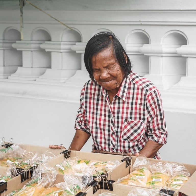  Hidup Sendiri dan Memilih Jualan Roti,  Wanita 71 Tahun Ini Tetap Berjuang Meski Sering Ditipu Pelanggan Karena Kondisi Fisiknya