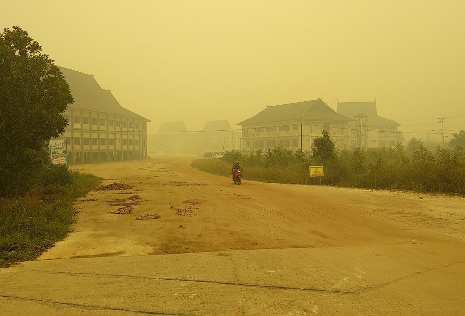 Kabut asap menyelimuti kawasan kantor pemerintahan Kota Palangkaraya, Kalimantan Tengah,  Selasa (17/9/2019). 