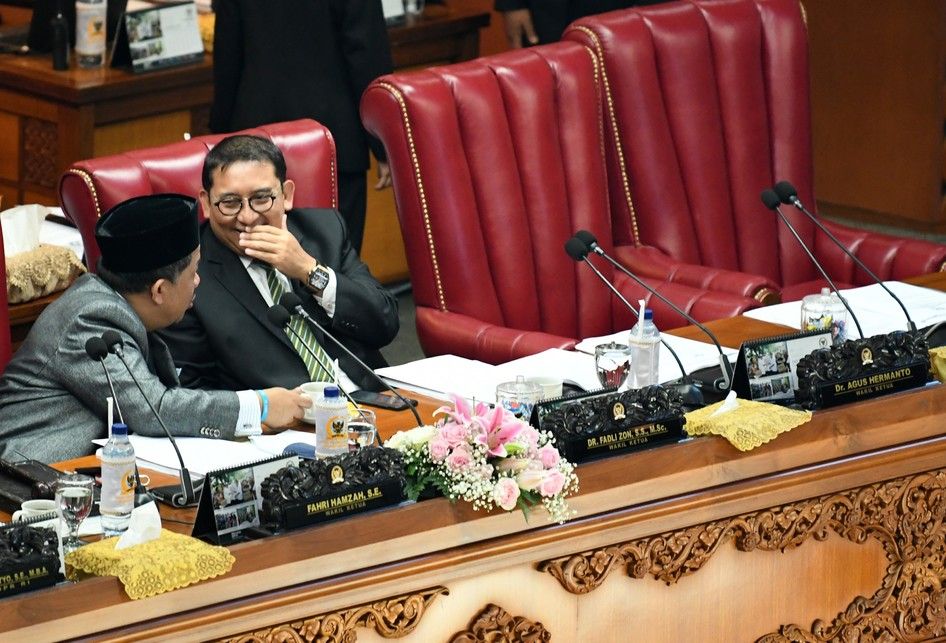 Wakil Ketua DPR selaku Pimpinan Sidang Fahri Hamzah (kiri) berbincang dengan Wakil Ketua DPR Fadli Zon (kanan) saat Rapat Paripurna DPR di Kompleks Parlemen, Senayan, Jakarta, Selasa (17/9/2019). Pemerintah dan DPR menyepakati pengesahan revisi UU Nomor 30 Tahun 2002 tentang Komisi Pemberantasan Kor