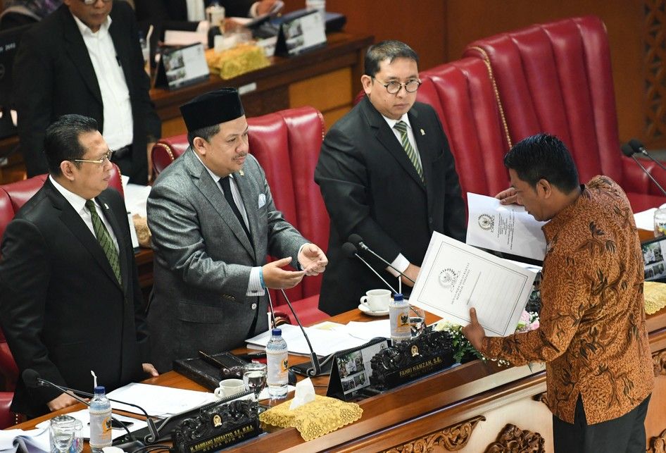 Ketua Badan Legislasi (Baleg) DPR Supratman Andi Agtas (kanan) menyerahkan hasil revisi Undang-Undang (UU) Nomor 30 Tahun 2002 tentang Komisi Pemberantasan Korupsi (KPK) kepada Wakil Ketua DPR selaku Pimpinan Sidang Fahri Hamzah (kedua kiri) disaksikan Ketua DPR Bambang Soesatyo (kiri) dan Wakil Ket