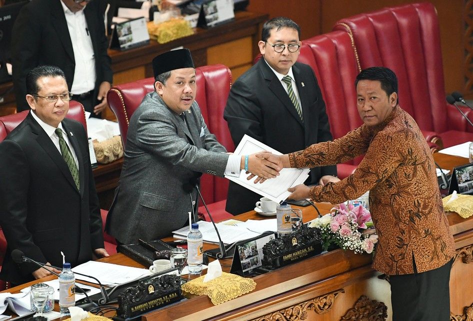 Ketua Badan Legislasi (Baleg) DPR Supratman Andi Agtas (kanan) menyerahkan hasil revisi Undang-Undang (UU) Nomor 30 Tahun 2002 tentang Komisi Pemberantasan Korupsi (KPK) kepada Wakil Ketua DPR selaku Pimpinan Sidang Fahri Hamzah (kedua kiri) disaksikan Ketua DPR Bambang Soesatyo (kiri) dan Wakil Ket