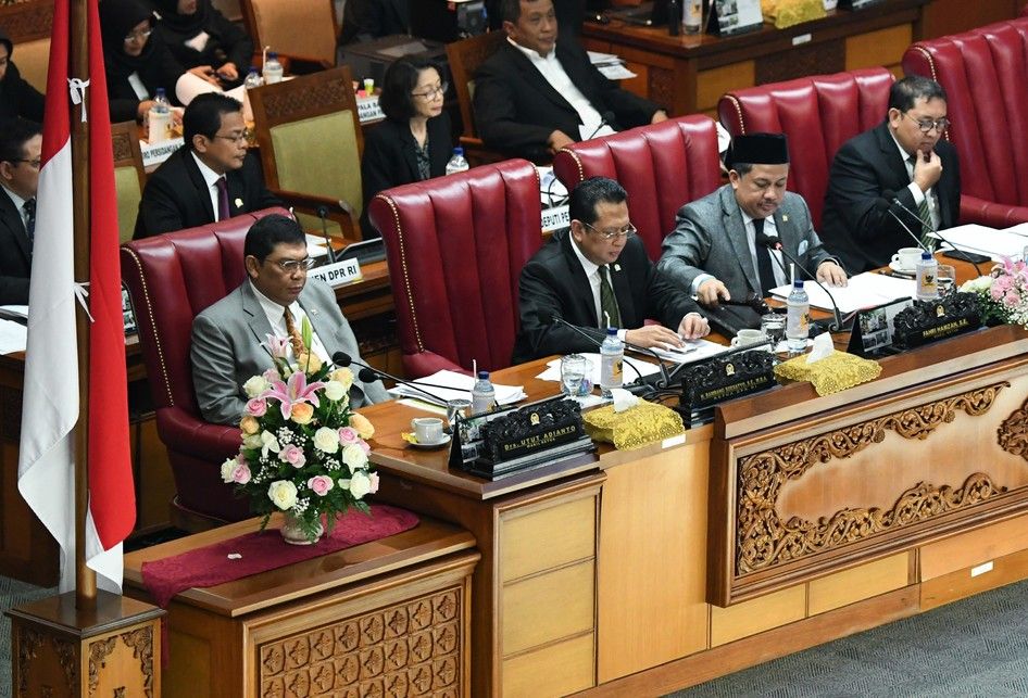 Wakil Ketua DPR selaku pimpinan sidang Fahri Hamzah (kedua kanan) mengetuk palu didampingi Ketua DPR Bambang Soesatyo (kedua kiri) dan Wakil Ketua DPR Fadli Zon (kanan) dan Utut Adianto (kiri) saat mengesahkan revisi Undang-Undang (UU) Nomor 30 Tahun 2002 tentang Komisi Pemberantasan Korupsi (KPK) d