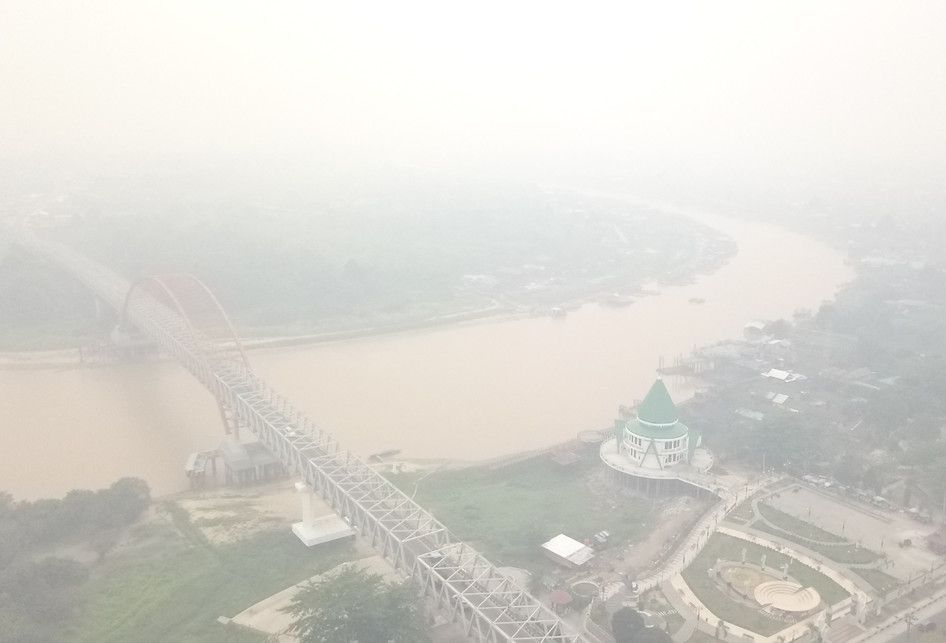 Foto udara menunjukkan kabut asap yang menyelimuti Kota Palangkaraya, Kalimantan Tengah,  Selasa (17/9/2019). 