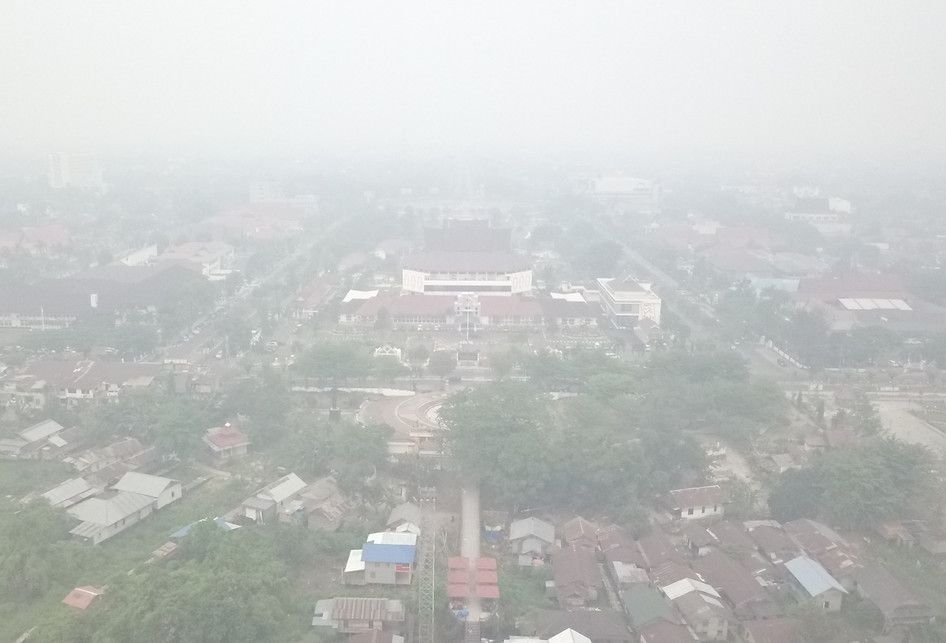 Foto udara menunjukkan kabut asap yang menyelimuti Kota Palangkaraya, Kalimantan Tengah,  Selasa (17/9/2019). 