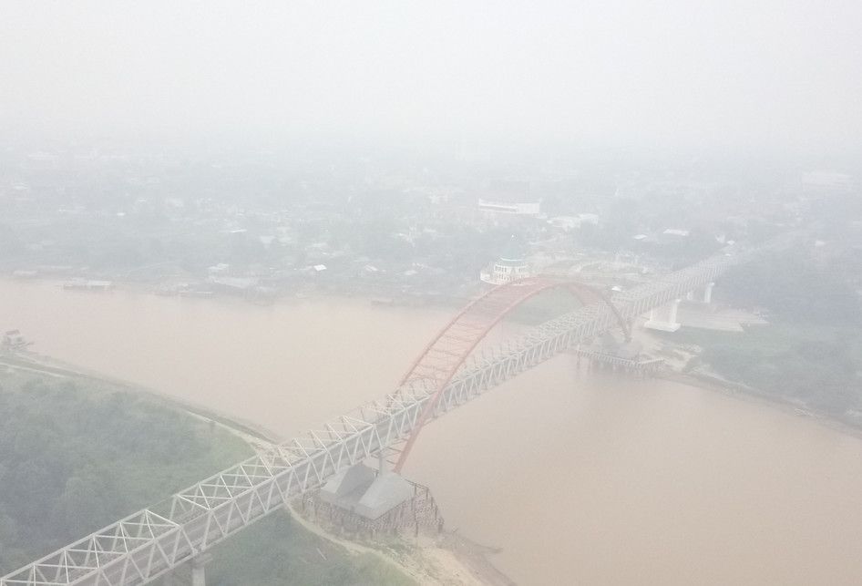 Kabut asap menyelimuti Kota Palangkaraya, Kalimantan Tengah,  Selasa (17/9/2019). 
