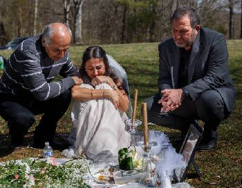 Calon Suaminya Ditembak Hingga Meninggal Beberapa Hari Sebelum Pernikahan, Momen Wanita Datangi Makam Tunangannya Pakai Gaun Pengantin Ini Sangat Mengharukan
