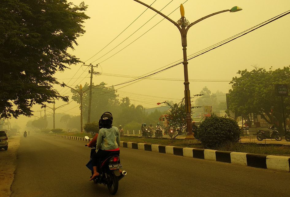 Kabut asap menyelimuti sekitar kawasan jalan G Obos, Kota Palangkaraya, Kalimantan Tengah,  Selasa (17/9/2019). 