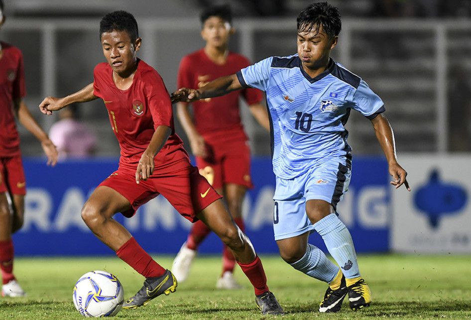 Pemain Timnas U-16 Indonesia Ruy Arianto (kiri) berusaha melewati pemain Timnas Kepulauan Mariana Utara U-16 Oliver fajardo (kanan) pada laga kualifikasi Piala AFC U-16 2020 di Stadion Madya, Jakarta, Rabu (18/9/2019). Timnas U-16 Indonesia berhasil menang telak dengan skor 15-1 atas Mariana Utara.