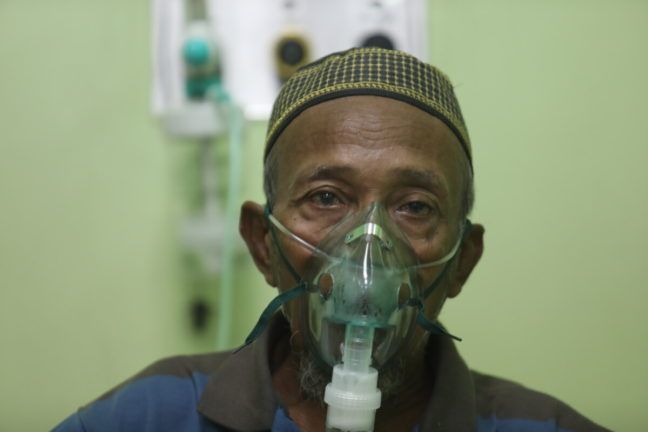 Syarifudin (67) yang sesak nafas karena terpapar asap dibantu pernasafannya menggunakan nebulizer di RSUD Petala Bumi, Pekanbaru, Riau, Kamis (19/8/2019). Selain itu terdapat juga posko yang didirikan oleh Kementerian Sosial dan organisasi kemasyarakatan. 