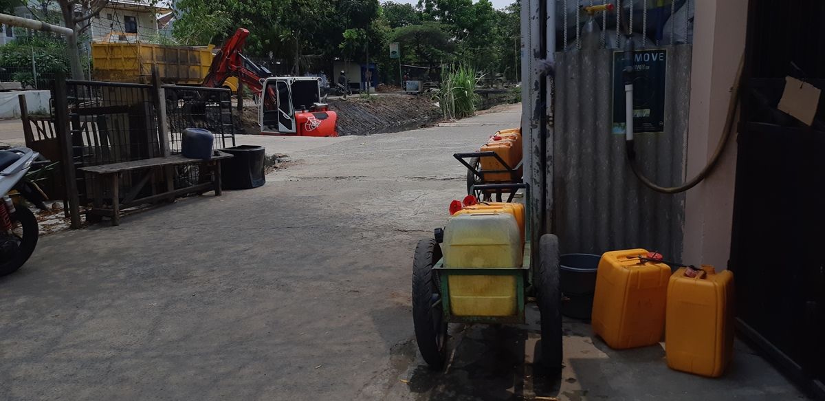 Jeriken pedagang air bersih yang dijual warga di Pegadungan, Kalideres, Jakarta Barat, Kamis (19/9/2019). Setiap hari, banyak warga membeli air bersih di sini karena kekurangan pasokan.