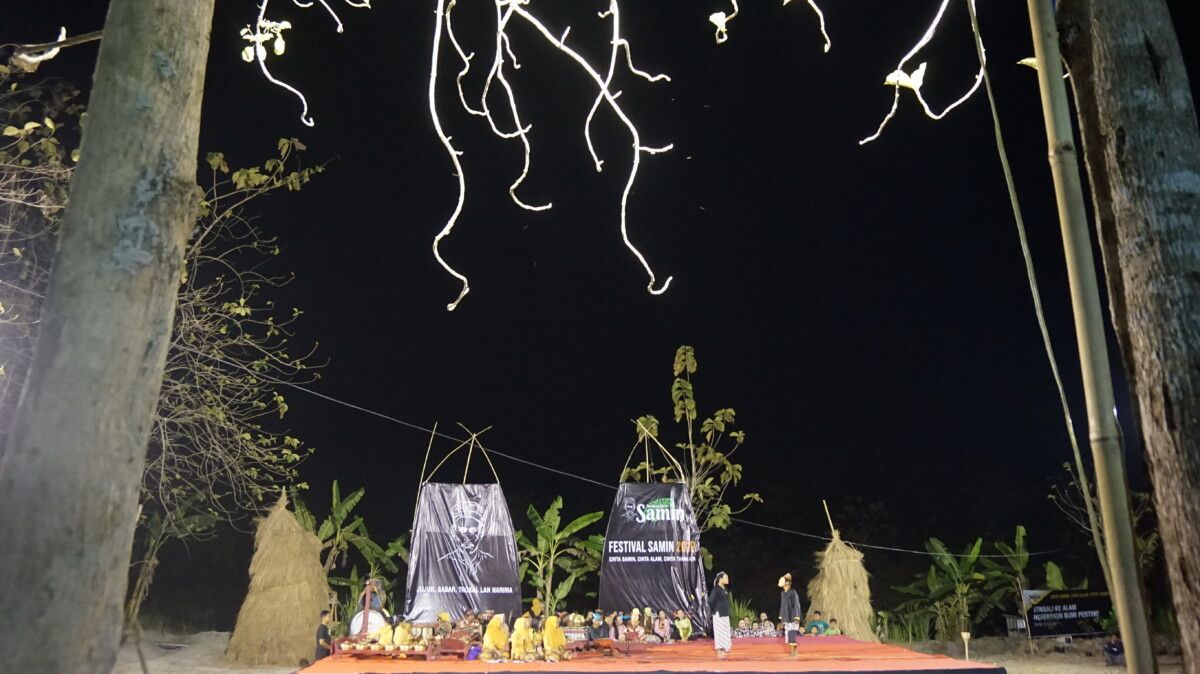 Pementasan teater Topeng Gathuk saat Festival Samin di Dusun Jepang, Margomulyo, Bojonegoro, Jawa Timur, Selasa (10/9/2019) malam.